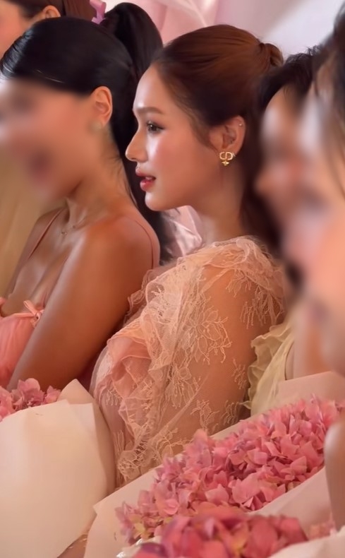 Xo&agrave;i Non đọ sắc bạn g&aacute;i HIEUTHUHAI: Ch&ecirc;nh nhau đ&uacute;ng 1 tuổi, ai hơn ai đ&acirc;y?- Ảnh 6.