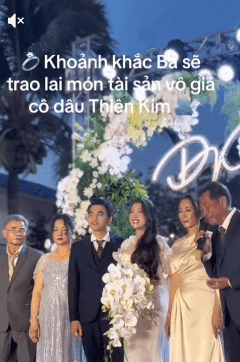 Lễ cưới của &aacute;i nữ "&ocirc;ng tr&ugrave;m" đ&oacute;ng t&agrave;u Tiền Giang: Kh&ocirc;ng gian tiệc rộng lớn nhưng tư gia nh&agrave; g&aacute;i mới l&agrave; điểm nhấn- Ảnh 12.