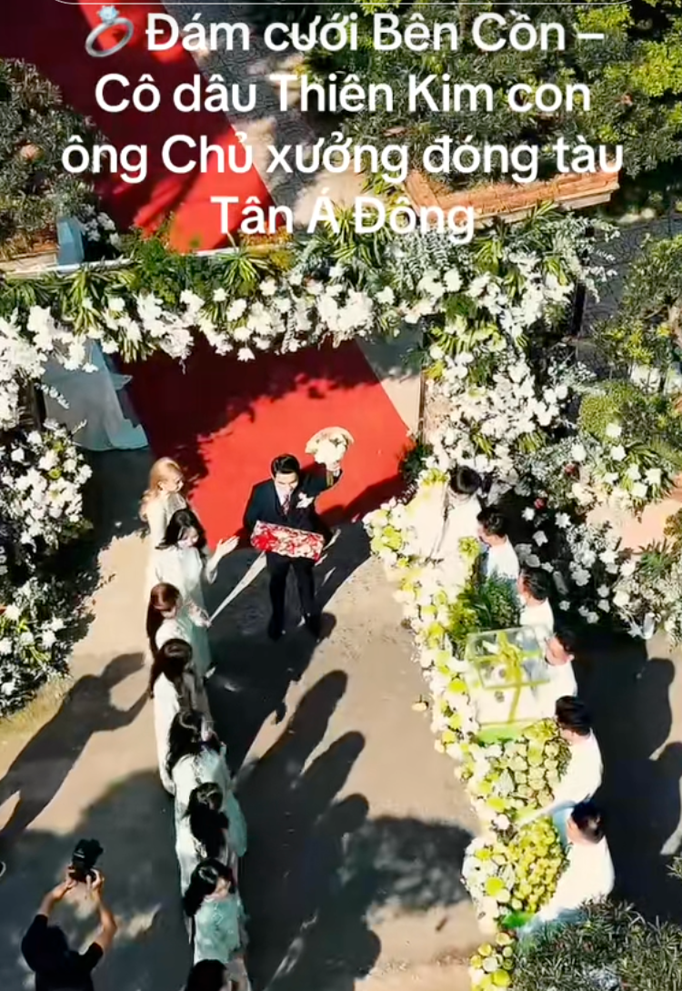 Lễ cưới của &aacute;i nữ "&ocirc;ng tr&ugrave;m" đ&oacute;ng t&agrave;u Tiền Giang: Kh&ocirc;ng gian tiệc rộng lớn nhưng tư gia nh&agrave; g&aacute;i mới l&agrave; điểm nhấn- Ảnh 9.