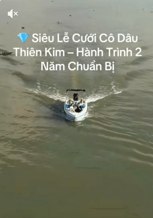 Lễ cưới của &aacute;i nữ "&ocirc;ng tr&ugrave;m" đ&oacute;ng t&agrave;u Tiền Giang: Kh&ocirc;ng gian tiệc rộng lớn nhưng tư gia nh&agrave; g&aacute;i mới l&agrave; điểm nhấn- Ảnh 3.