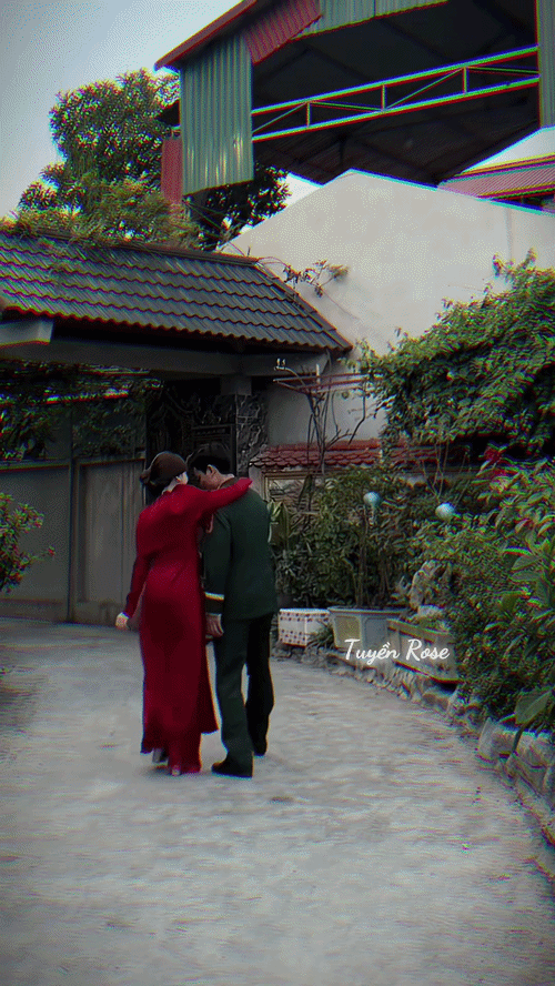 Clip HOT: Chồng Đại u&yacute; bế Ho&agrave; Minzy bằng 1 tay, cả thế giới cứ để anh lo!- Ảnh 1.