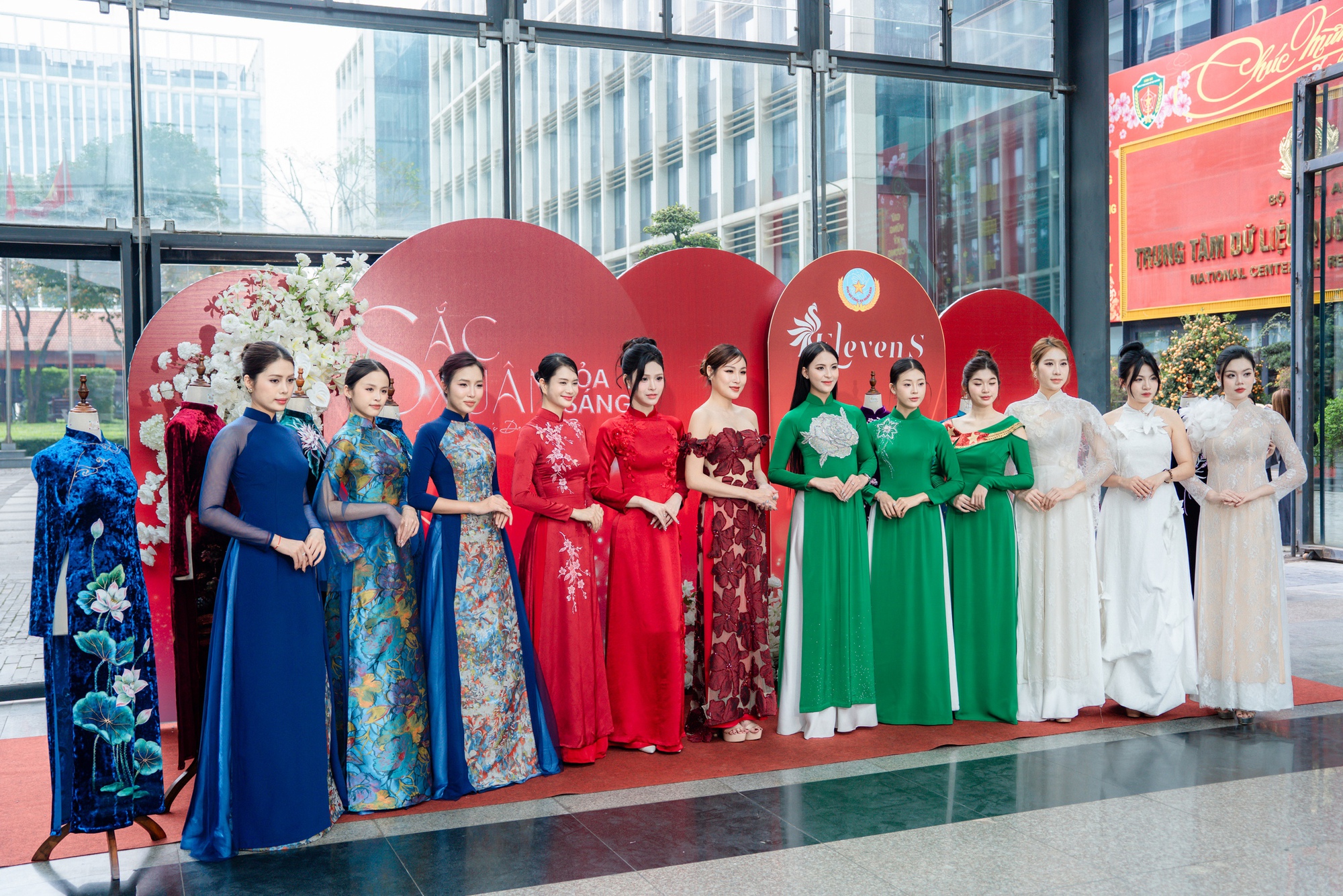 NTK Trần Phương Hoa tôn vinh vẻ đẹp người phụ nữ Công an Nhân dân qua bộ sưu tập áo dài- Ảnh 1.