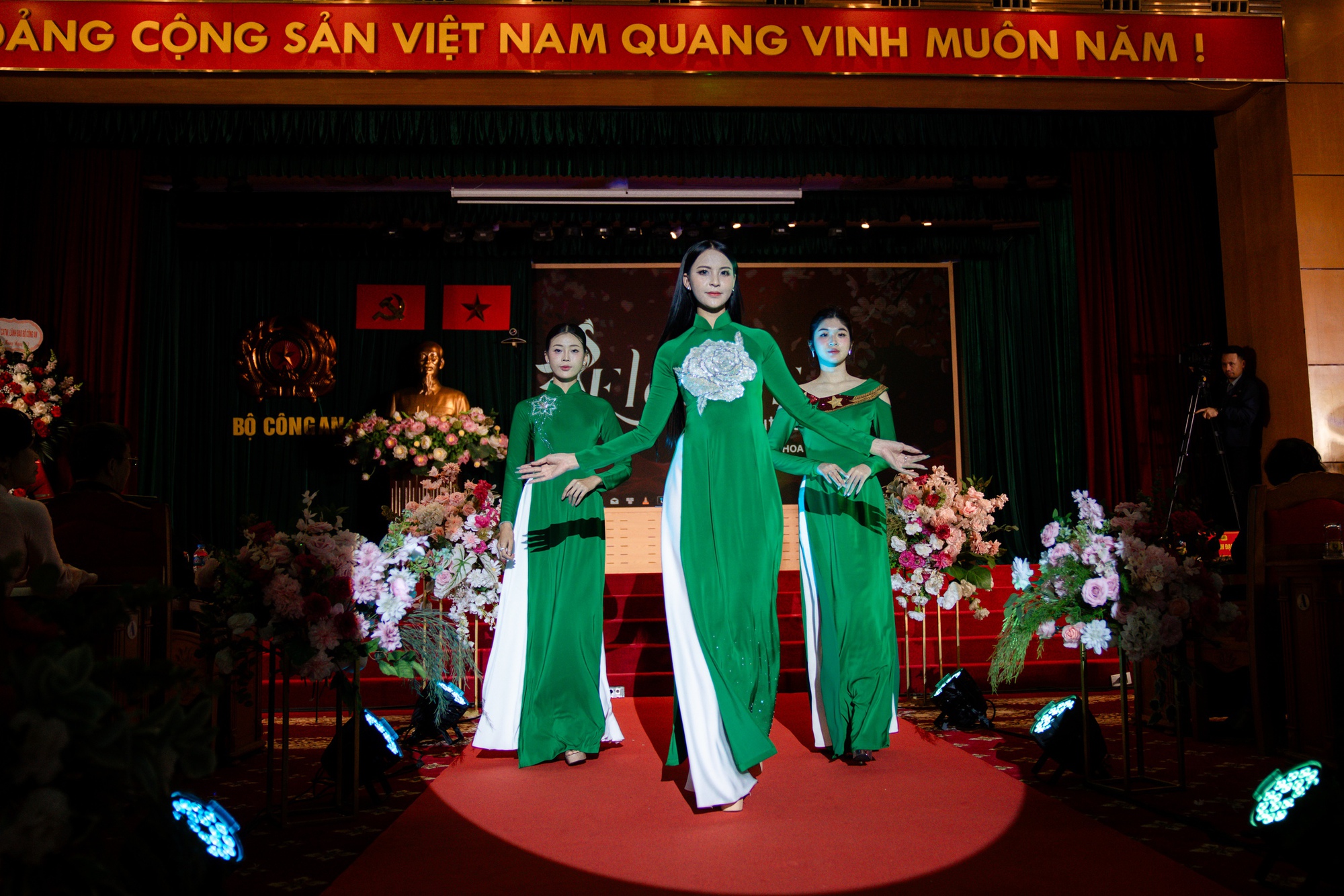 NTK Trần Phương Hoa tôn vinh vẻ đẹp người phụ nữ Công an Nhân dân qua bộ sưu tập áo dài- Ảnh 3.