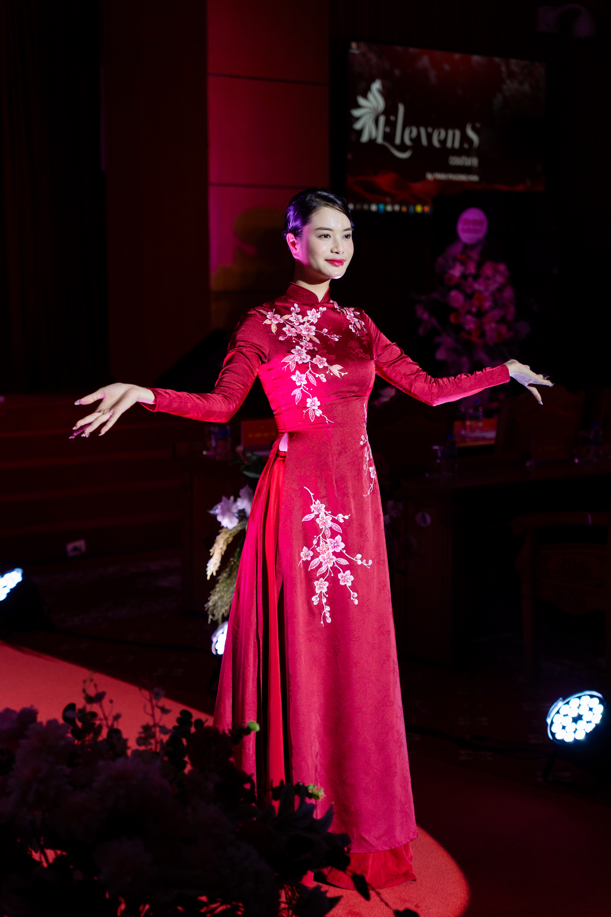 NTK Trần Phương Hoa tôn vinh vẻ đẹp người phụ nữ Công an Nhân dân qua bộ sưu tập áo dài- Ảnh 9.