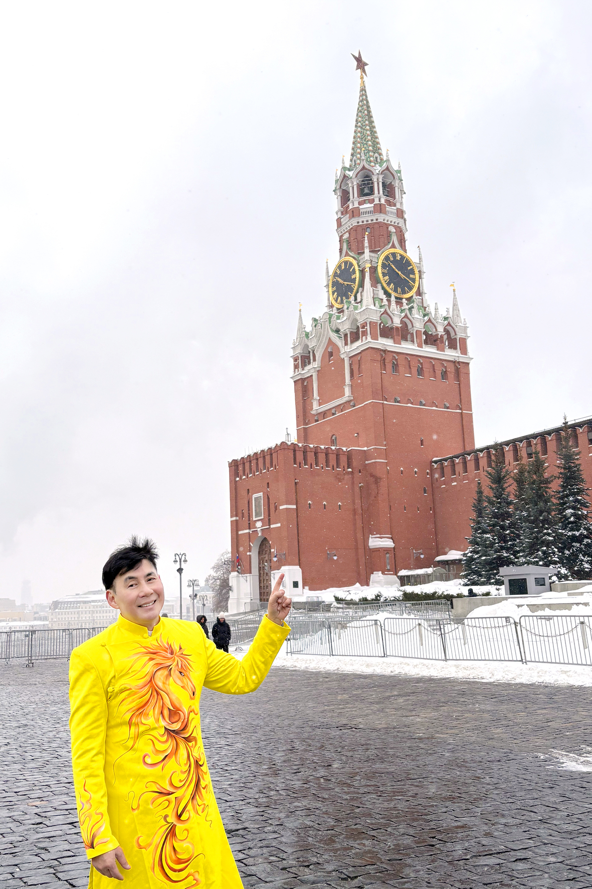 Chuyến du lịch đầy bất ổn của nam ca sĩ sở hữu nh&agrave; hơn 2.000 c&acirc;y v&agrave;ng, cầu nguyện xin về nước an to&agrave;n - Ảnh 2.