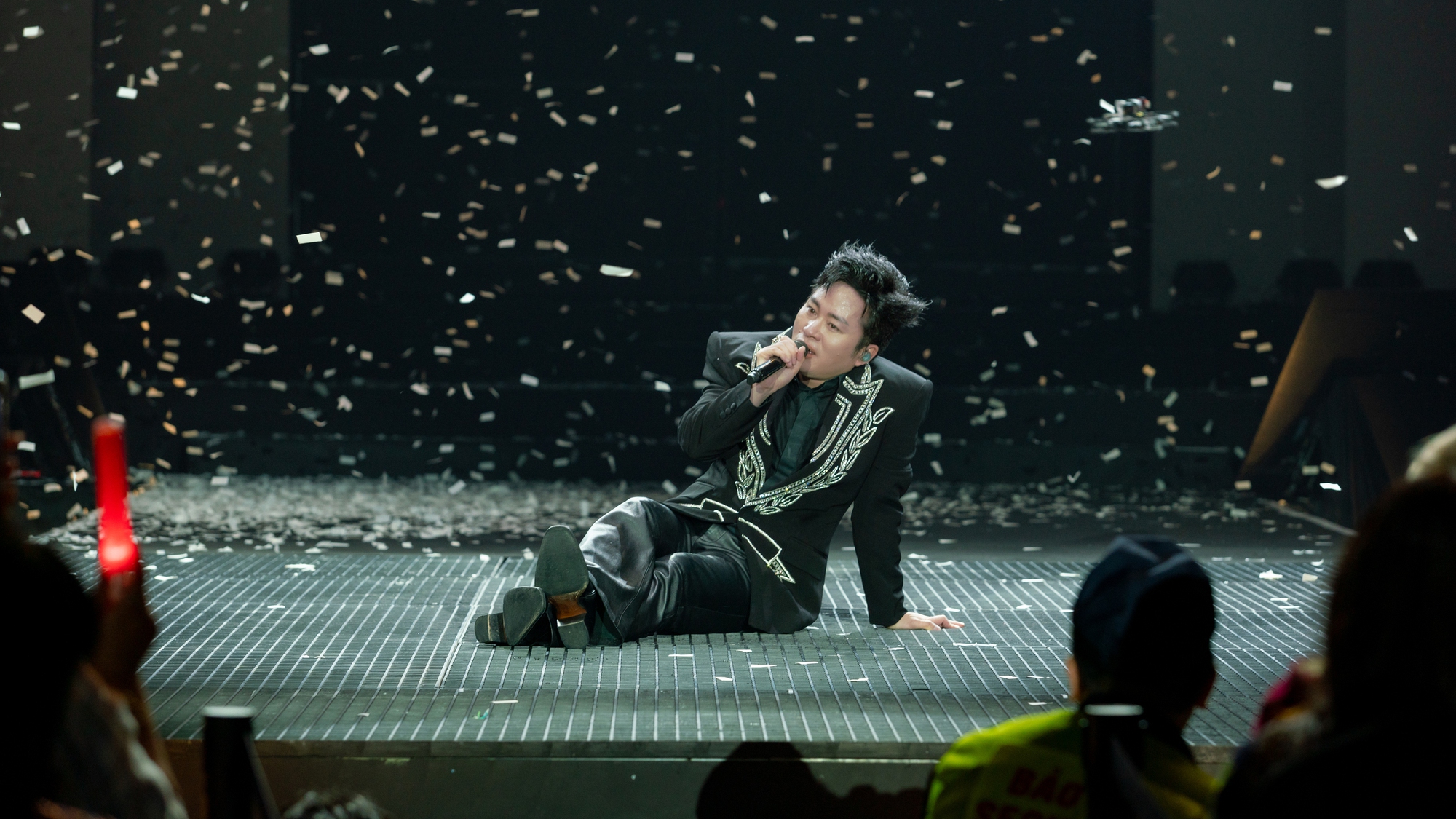 Tùng Dương đu dây xuống sân khấu, hát máu lửa- Ảnh 4.