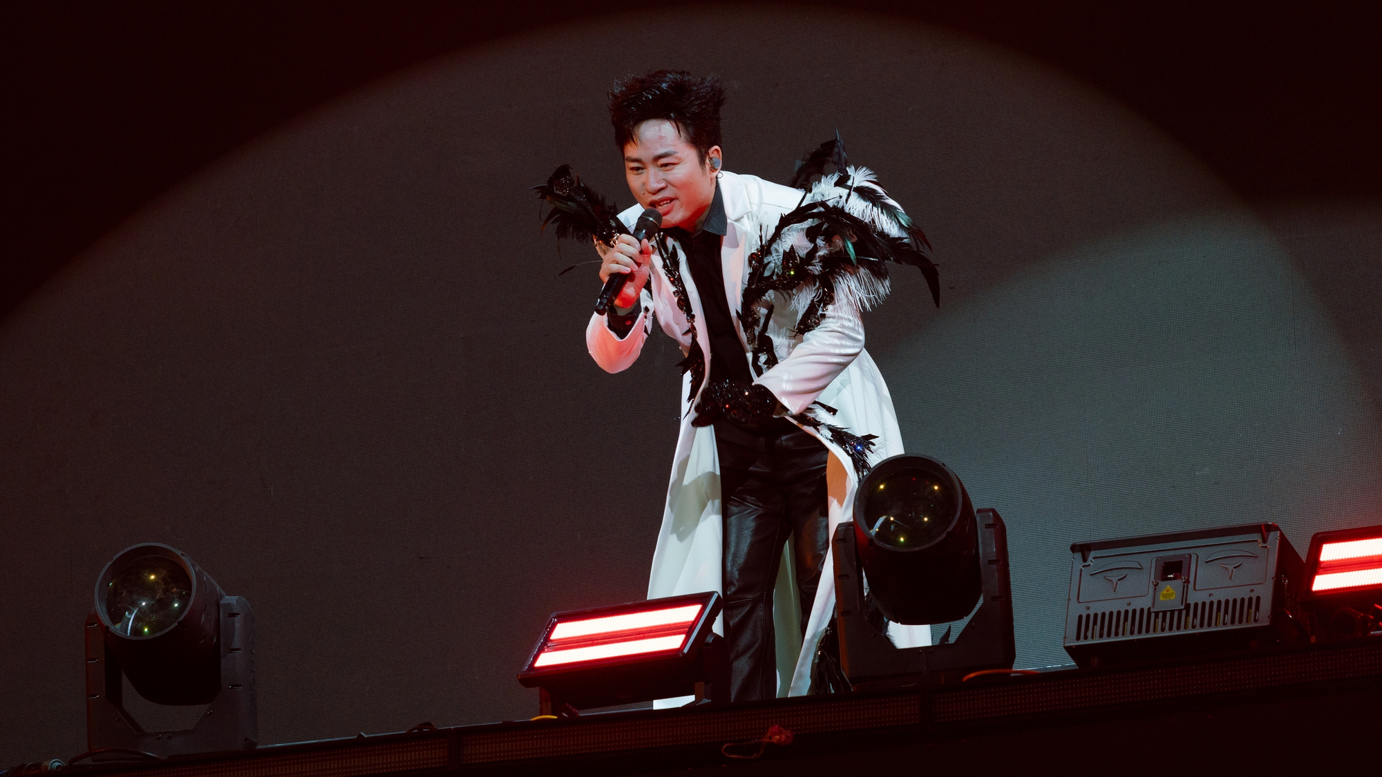 Tùng Dương đu dây xuống sân khấu, hát máu lửa- Ảnh 2.