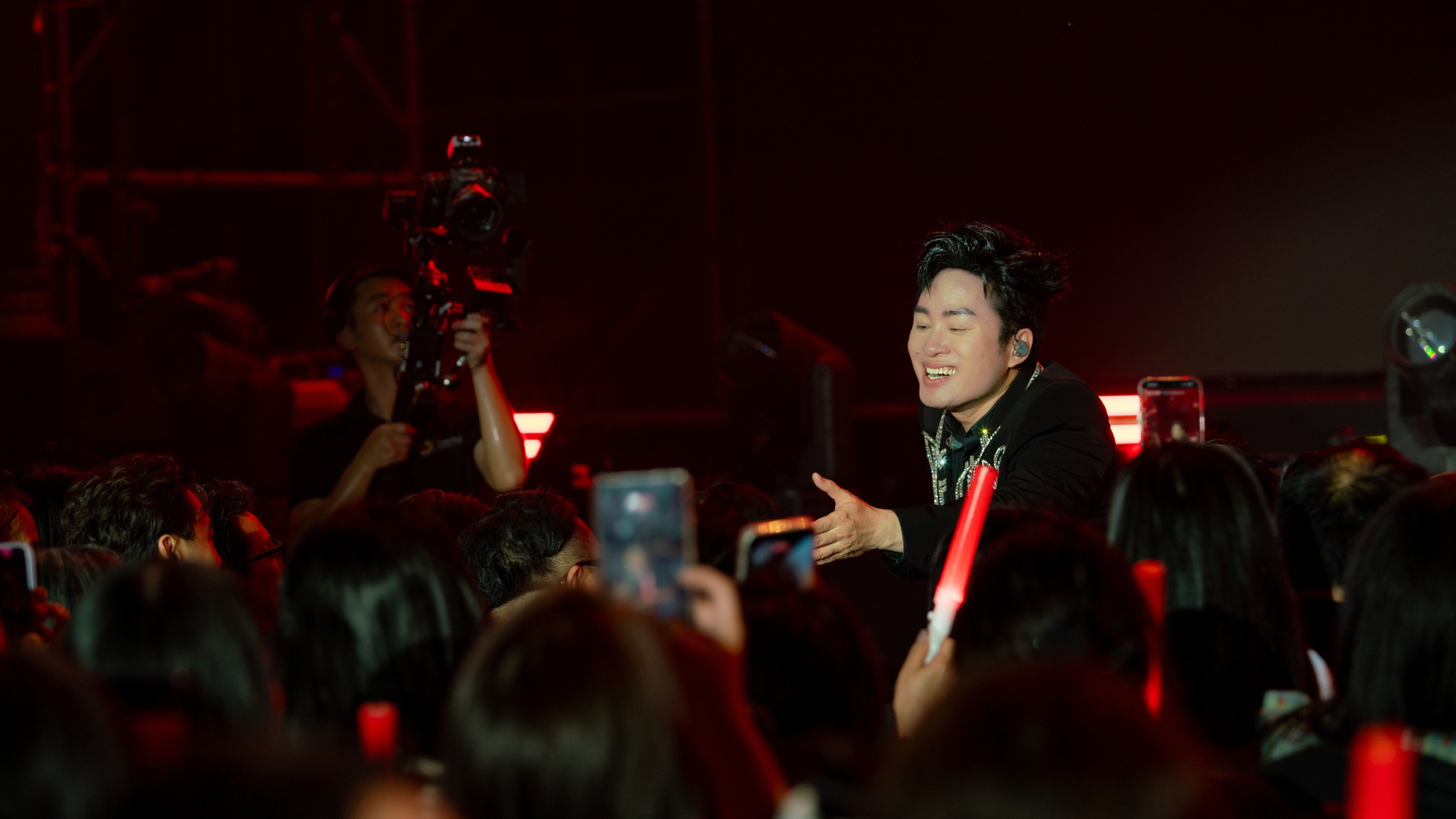 Tùng Dương đu dây xuống sân khấu, hát máu lửa- Ảnh 6.