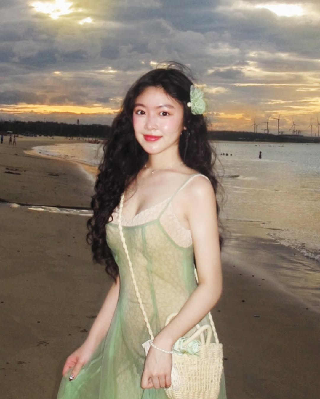 Lọ Lem kh&ocirc;ng mặc bikini, ra biển vẫn l&agrave; nữ thần!- Ảnh 6.