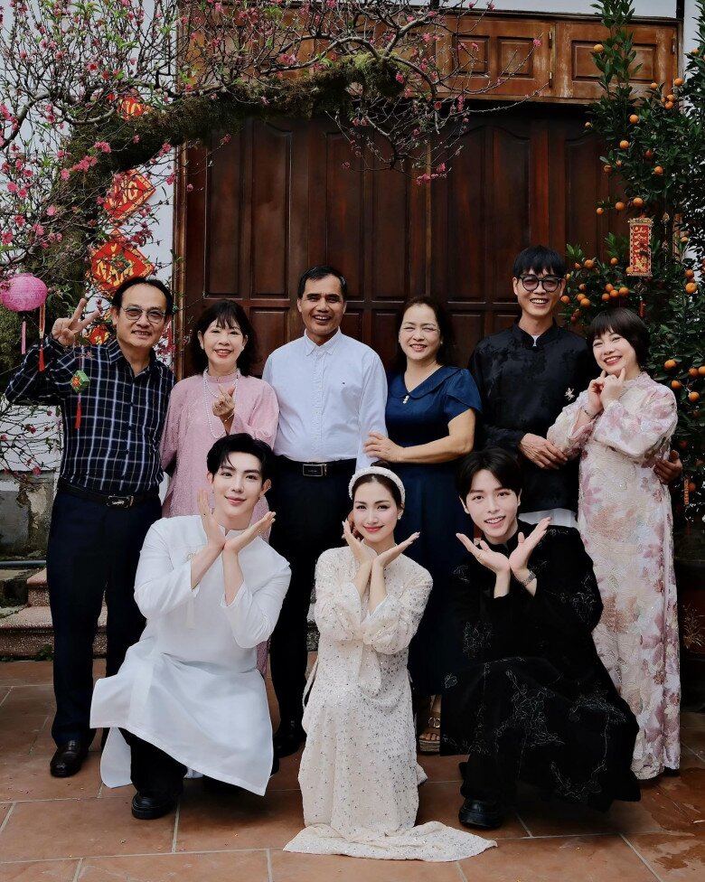 Đại &uacute;y Thăng Văn Cương chăm s&oacute;c con trai H&ograve;a Minzy trong căn biệt thự bề thế ở Bắc Ninh  - Ảnh 10.