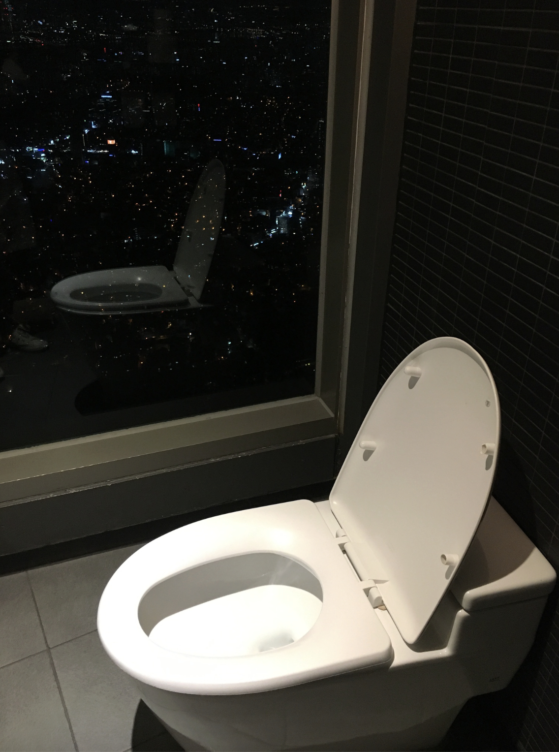 Kh&aacute;ch Việt hoảng hồn khi v&agrave;o toilet ở H&agrave;n Quốc: "T&ocirc;i tưởng như cả th&agrave;nh phố đang nh&igrave;n m&igrave;nh đi vệ sinh vậy"- Ảnh 1.