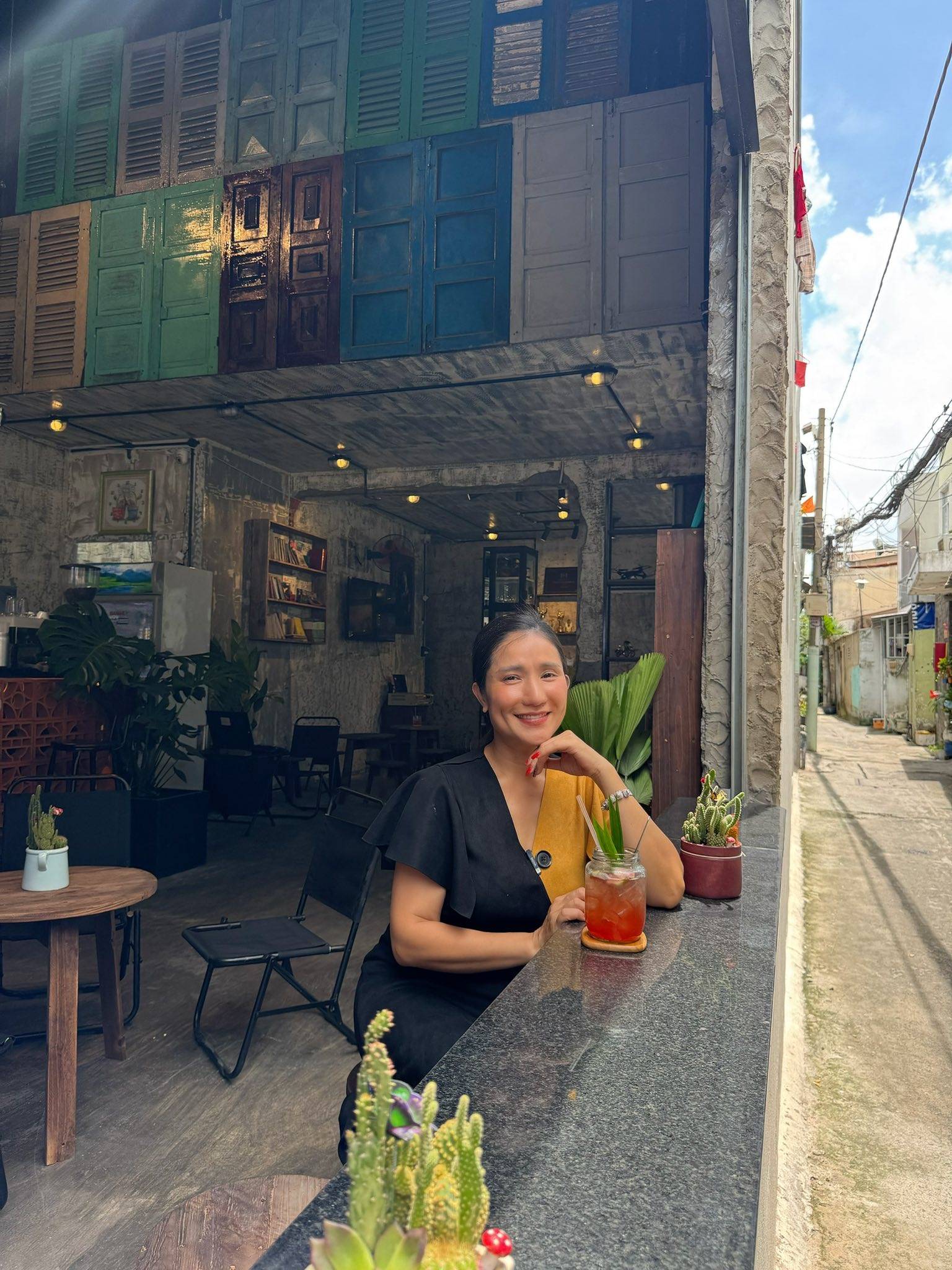 Mẹ đơn th&acirc;n l&agrave; NSƯT nổi tiếng miền Nam một thời: U50 đi b&aacute;n cafe ở G&ograve; Vấp, 25 ngh&igrave;n một ly - Ảnh 3.