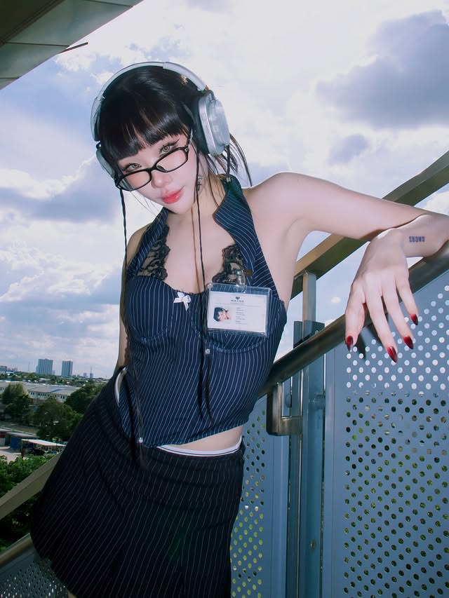 Chụp ảnh tr&ecirc;n t&agrave;u điện, hot girl bất ngờ viral nhờ phong c&aacute;ch giống hệt nh&acirc;n vật game- Ảnh 3.