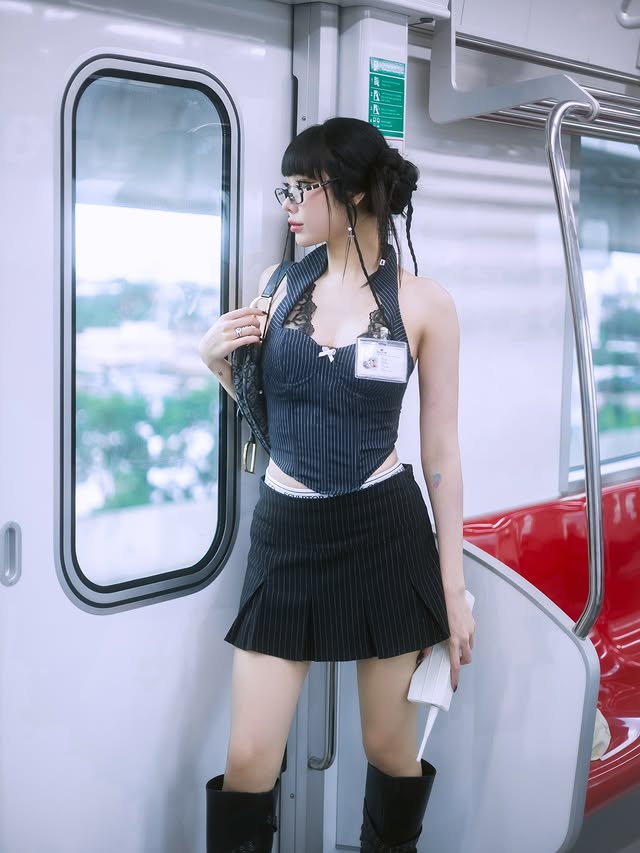 Chụp ảnh tr&ecirc;n t&agrave;u điện, hot girl bất ngờ viral nhờ phong c&aacute;ch giống hệt nh&acirc;n vật game- Ảnh 1.