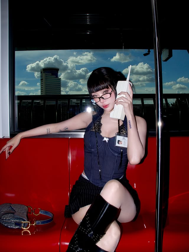 Chụp ảnh tr&ecirc;n t&agrave;u điện, hot girl bất ngờ viral nhờ phong c&aacute;ch giống hệt nh&acirc;n vật game- Ảnh 4.