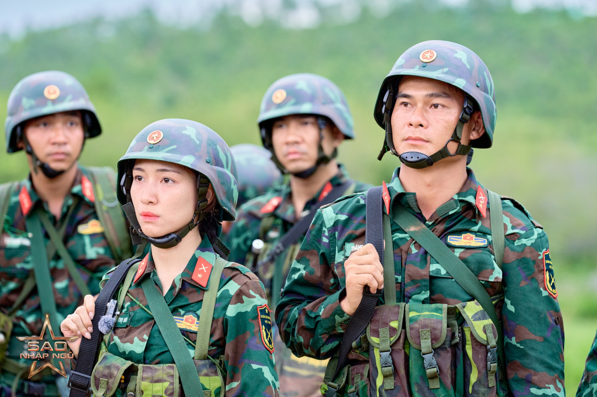 Th&igrave; ra kh&ocirc;ng c&oacute; m&aacute;y quay, Ho&agrave; Minzy v&agrave; chồng Đại u&yacute; đối xử với nhau như thế n&agrave;y- Ảnh 2.