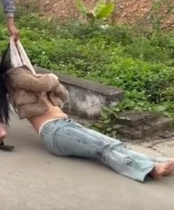 Vụ kéo lê cô gái 2026: Người đàn ông đối diện với nhiều tội danh nghiêm trọng - Ảnh 2. Vụ kéo lê cô gái 2026: Người đàn ông đối diện với nhiều tội danh nghiêm trọng - Ảnh 2.