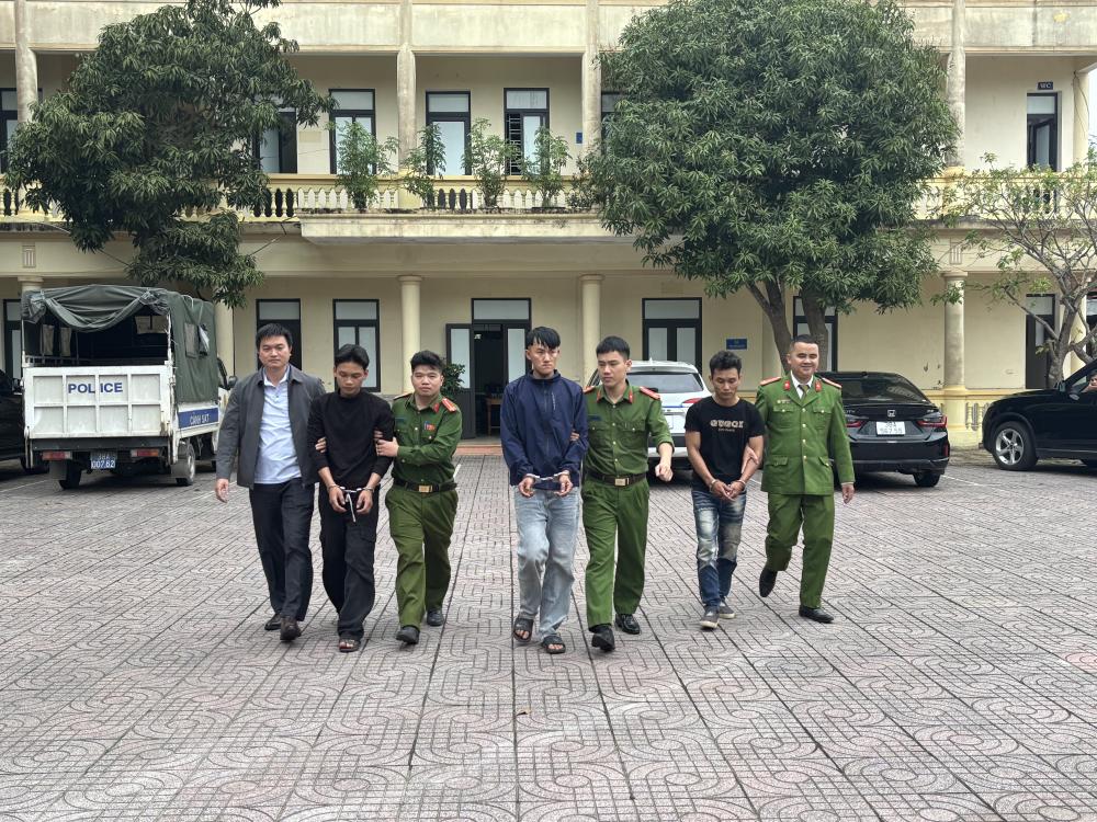 Bắt giữ 3 đối tượng cướp giật điện thọai iPhone t&aacute;o tợn đ&ecirc;m 8 - 3 tại H&agrave; Tĩnh - Ảnh 2.