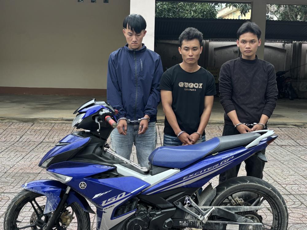 Bắt giữ 3 đối tượng cướp giật điện thọai iPhone t&aacute;o tợn đ&ecirc;m 8 - 3 tại H&agrave; Tĩnh - Ảnh 1.