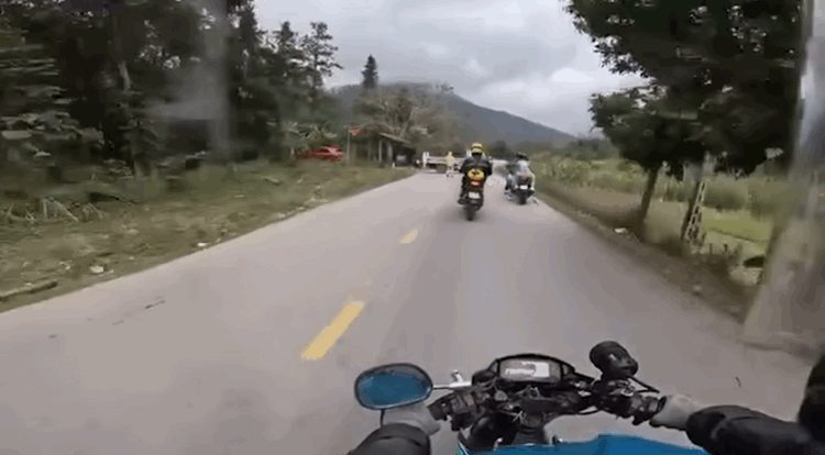 Cục CSGT n&oacute;i g&igrave; trước th&ocirc;ng tin "d&ugrave;ng &ocirc; t&ocirc; c&ocirc;ng vụ chắn ngang đường để dừng xe vi phạm" - Ảnh 1.