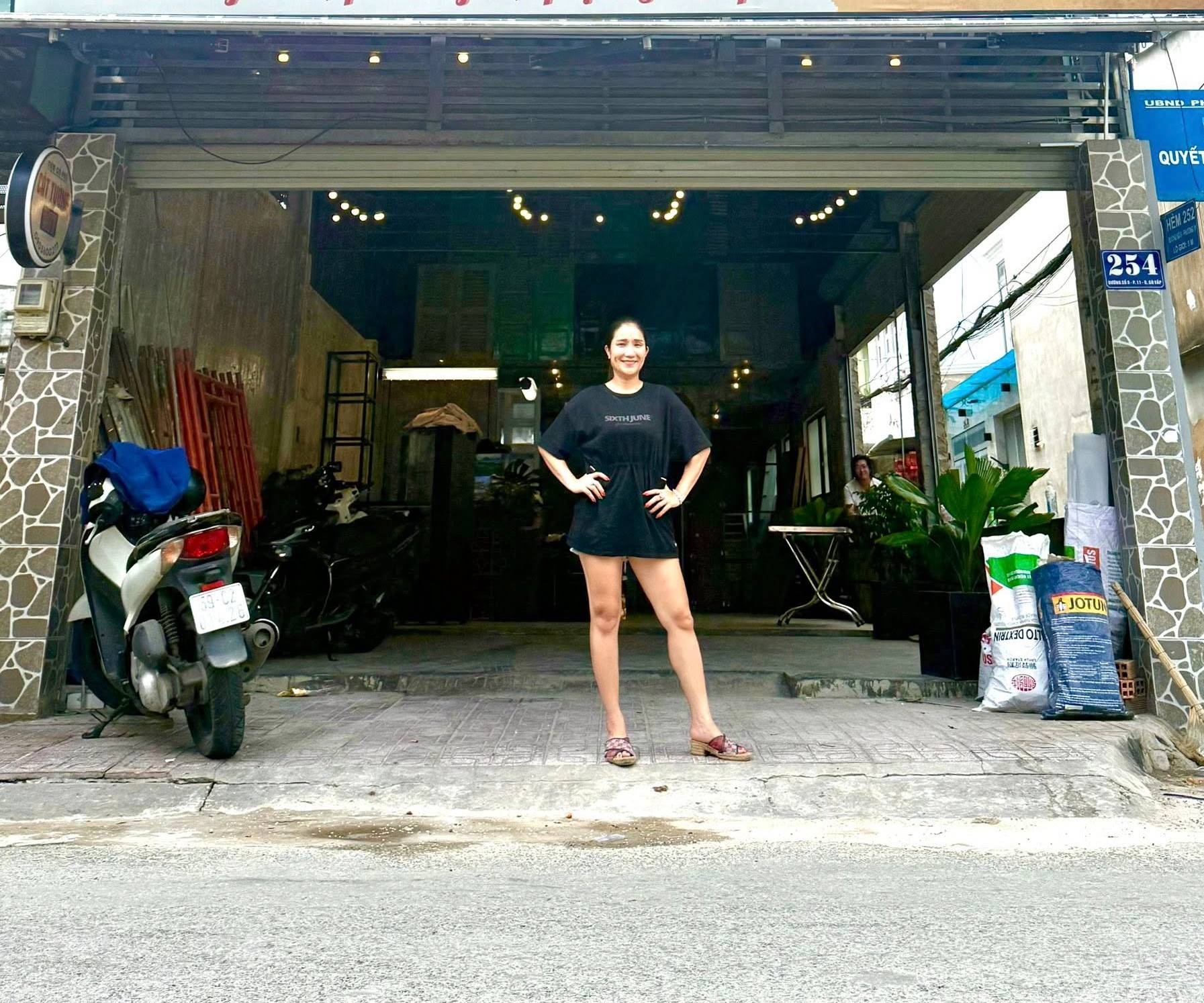 Mẹ đơn th&acirc;n l&agrave; NSƯT nổi tiếng miền Nam một thời: U50 đi b&aacute;n cafe ở G&ograve; Vấp, 25 ngh&igrave;n một ly - Ảnh 1.