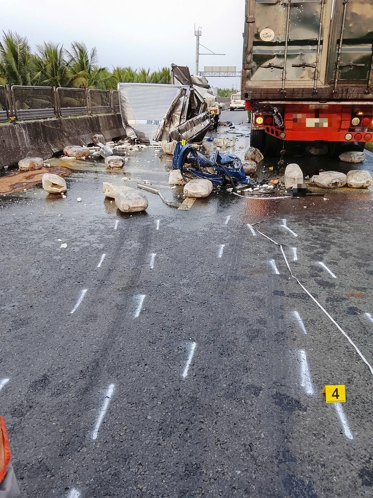 Tai nạn cao tốc Trung Lương - Mỹ Thuận: Phụ xế tử vong trong cabin xe tải - Ảnh 2.