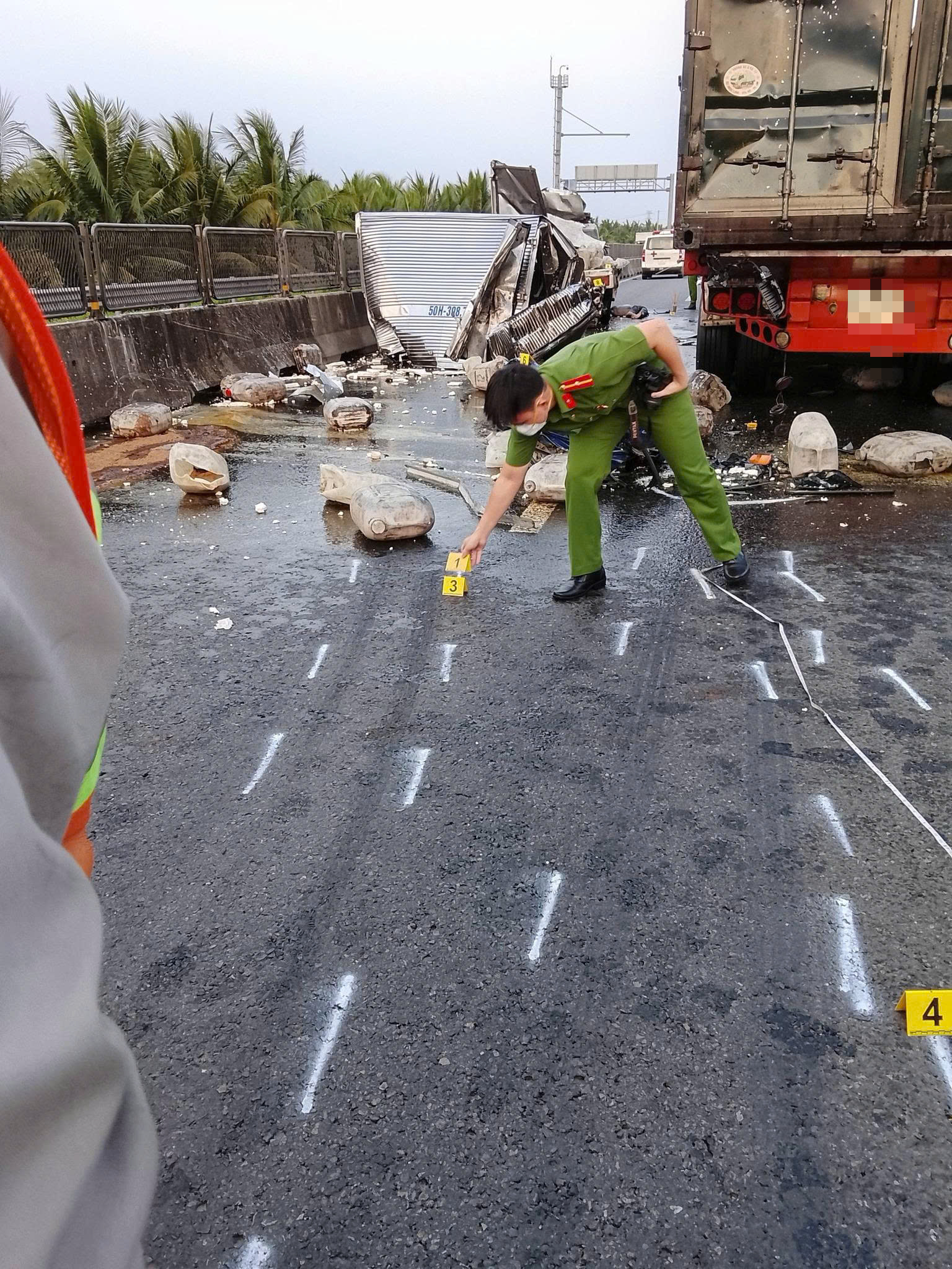 Tai nạn cao tốc Trung Lương - Mỹ Thuận: Phụ xế tử vong trong cabin xe tải - Ảnh 1.