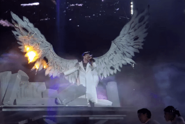 Nam ca sĩ Việt đeo c&aacute;nh d&agrave;i 3 m&eacute;t, lửa bập b&ugrave;ng ch&aacute;y ph&aacute;t sợ- Ảnh 1.