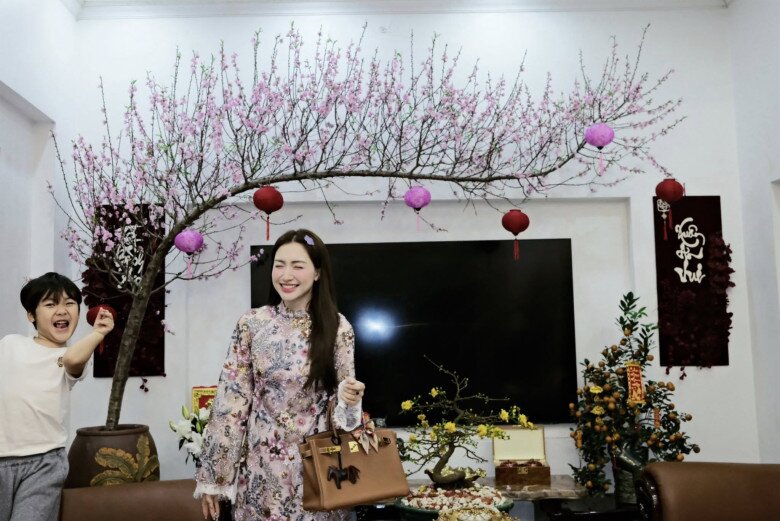 Đại &uacute;y Thăng Văn Cương chăm s&oacute;c con trai H&ograve;a Minzy trong căn biệt thự bề thế ở Bắc Ninh  - Ảnh 12.