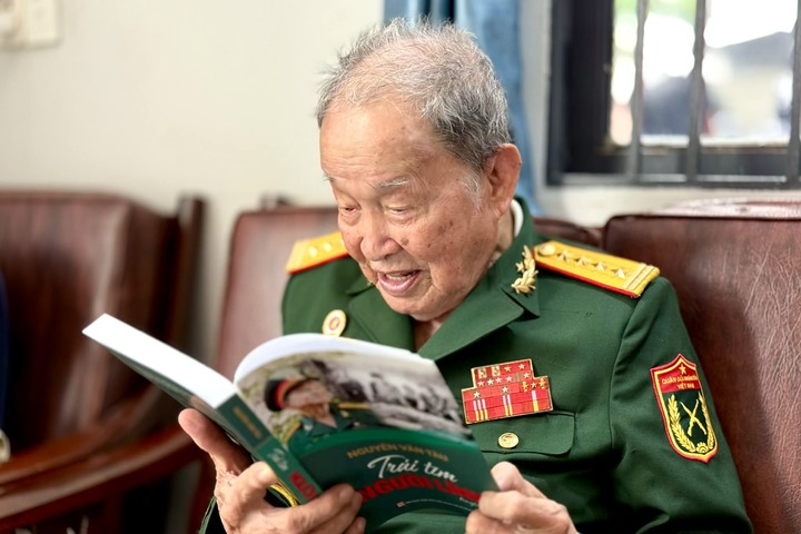 Cử tri đặc biệt trong bầu cử 2026: Từ &ocirc;ng l&atilde;o 98 tuổi đến sinh vi&ecirc;n lần đầu bỏ phiếu - Ảnh 1.