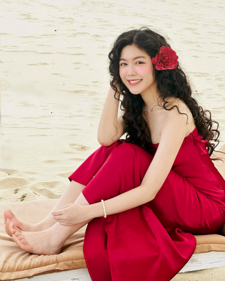 Lọ Lem kh&ocirc;ng mặc bikini, ra biển vẫn l&agrave; nữ thần!- Ảnh 7.