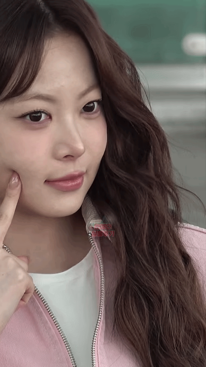 Nhan sắc giả dối của th&agrave;nh vi&ecirc;n nh&oacute;m nữ bị gh&eacute;t nhất Kpop, ai bảo giống &ldquo;c&ocirc;ng ch&uacute;a Kpop&rdquo; vậy? - Ảnh 1.