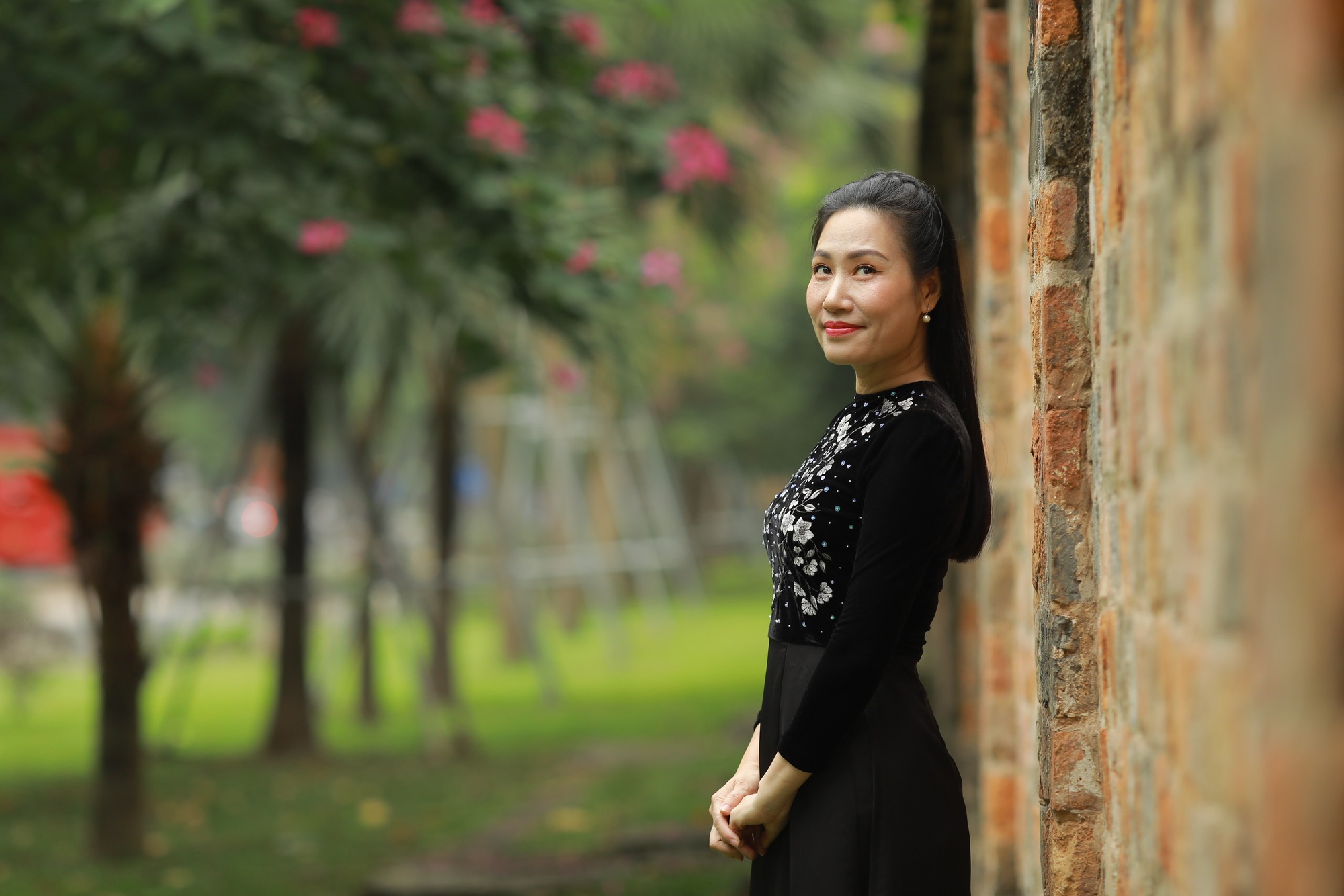 MC Hạnh AnAn: "T&ocirc;i chỉ l&agrave; người sống ở H&agrave; Nội v&agrave; rất biết ơn mảnh đất n&agrave;y đ&atilde; cưu mang t&ocirc;i"- Ảnh 7.