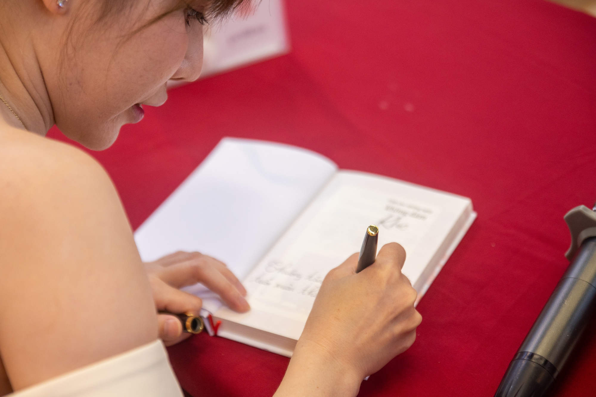 Huỳnh Tú Uyên và "Viết cho những ngày không dám khóc"- Ảnh 3.