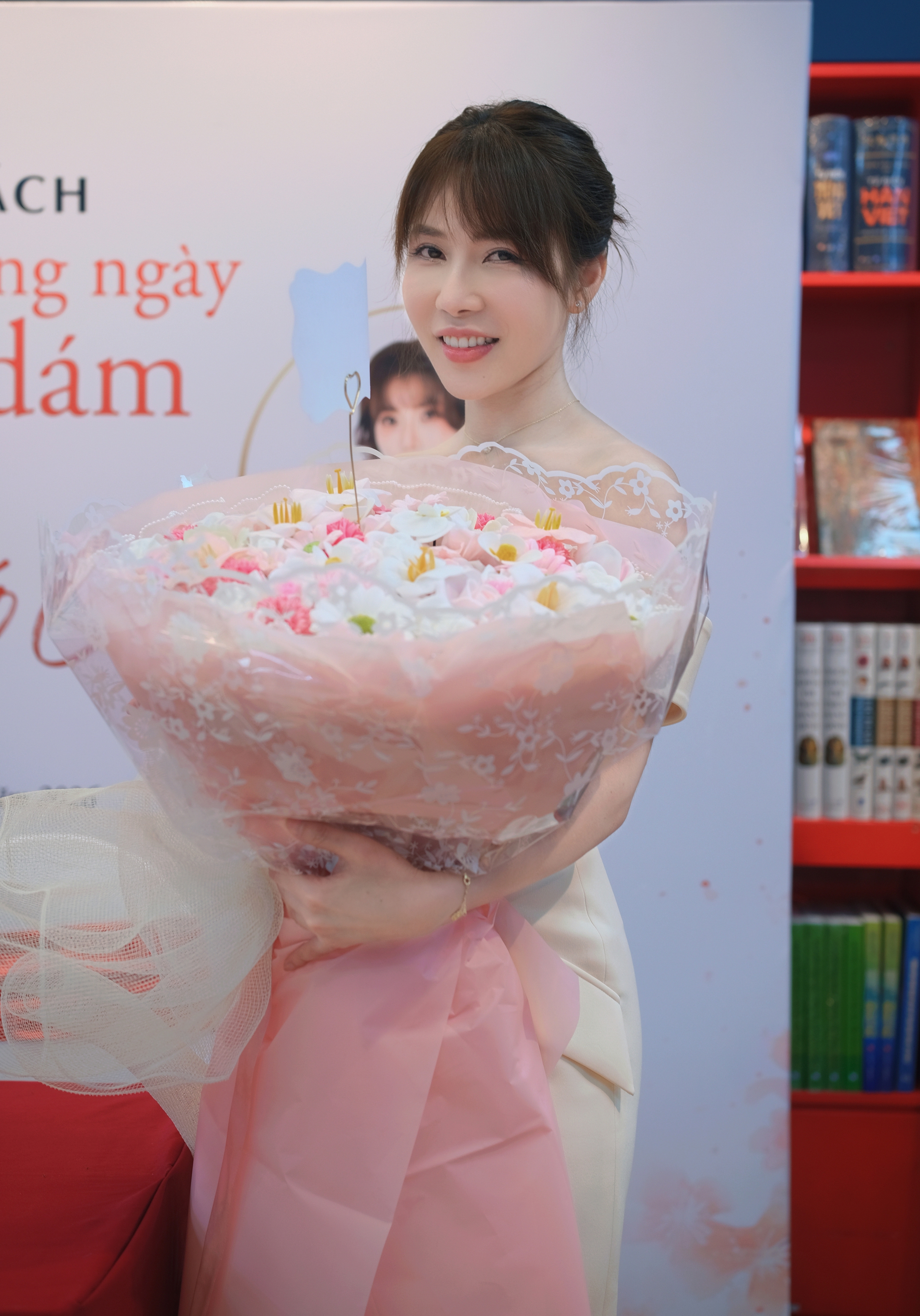 Huỳnh Tú Uyên và "Viết cho những ngày không dám khóc"- Ảnh 1.