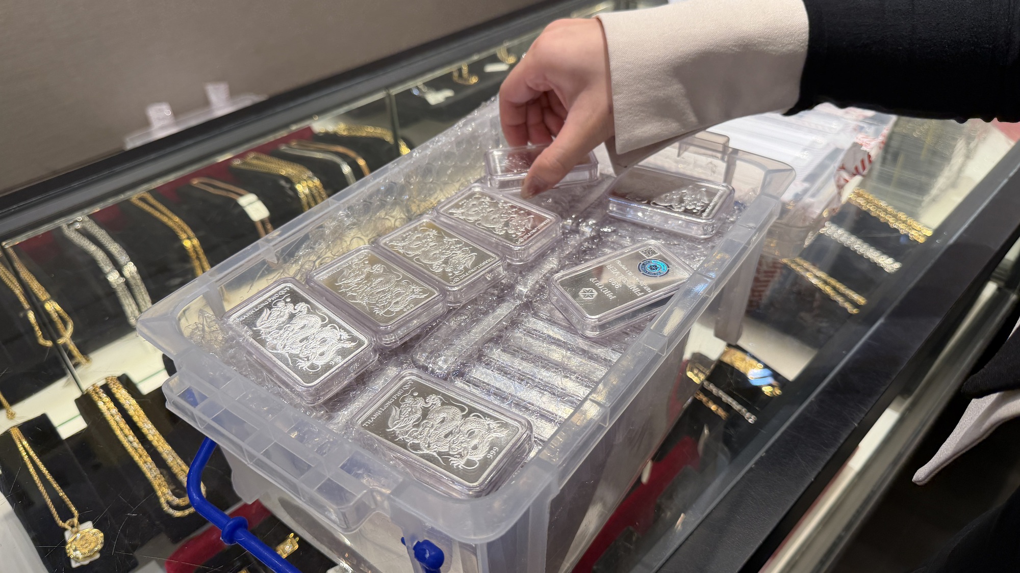 Gi&aacute; v&agrave;ng c&ocirc;ng ph&aacute; sau c&uacute; rớt thẳng đứng, bạc tiếp tục "n&oacute;ng" - Ảnh 1.