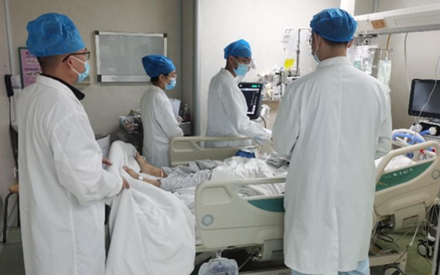 Người đ&agrave;n &ocirc;ng sốt 40 độ C, phổi gần như 'trắng x&oacute;a", chỉ v&agrave;i ng&agrave;y đ&atilde; suy đa tạng: Thủ phạm li&ecirc;n quan đến th&oacute;i quen nhiều gia đ&igrave;nh vẫn mắc - Ảnh 1.