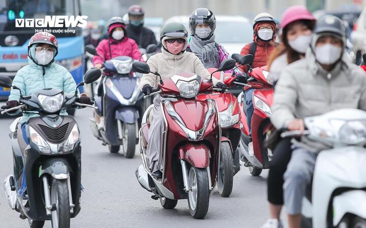 H&agrave; Nội giảm nhiệt , trời chuyển r&eacute;t từ đ&ecirc;m nay nhờ kh&ocirc;ng kh&iacute; lạnh mới nhất - Ảnh 1.