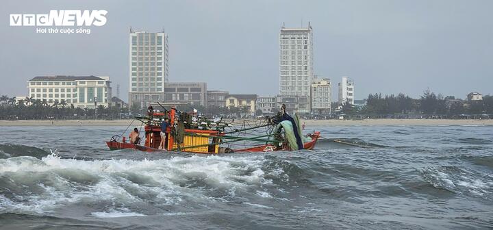 Sóng lớn lật tàu cá Quảng Trị chở 5 ngư dân khi vào bờ biển Nhật Lệ - Ảnh 1.