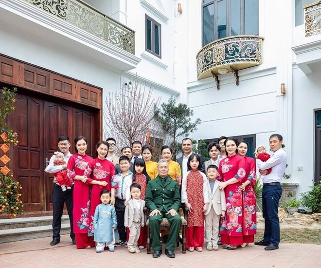 Đại &uacute;y Thăng Văn Cương chăm s&oacute;c con trai H&ograve;a Minzy trong căn biệt thự bề thế ở Bắc Ninh  - Ảnh 5.