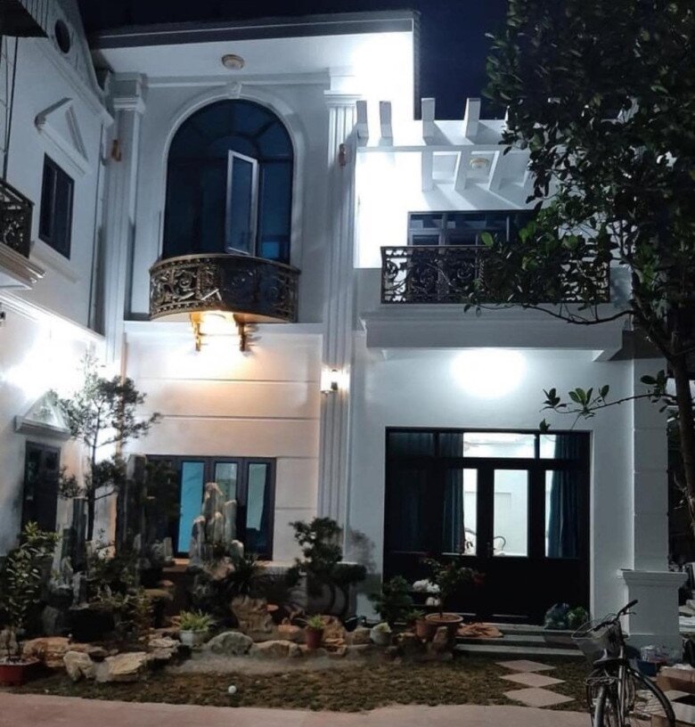 Đại &uacute;y Thăng Văn Cương chăm s&oacute;c con trai H&ograve;a Minzy trong căn biệt thự bề thế ở Bắc Ninh  - Ảnh 6.