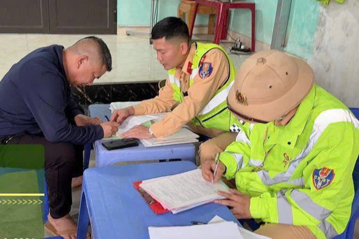 Xe kh&aacute;ch chở qu&aacute; số người Tại Tuy&ecirc;n Quang bị phạt 223 triệu đồng năm 2026 - Ảnh 3.