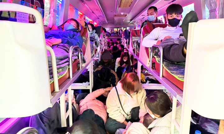 Xe kh&aacute;ch chở qu&aacute; số người Tại Tuy&ecirc;n Quang bị phạt 223 triệu đồng năm 2026 - Ảnh 2.