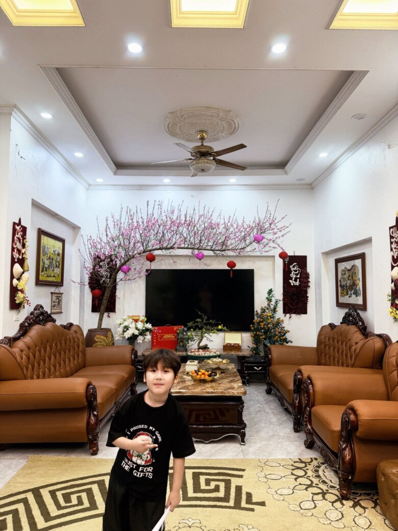 Đại &uacute;y Thăng Văn Cương chăm s&oacute;c con trai H&ograve;a Minzy trong căn biệt thự bề thế ở Bắc Ninh  - Ảnh 11.