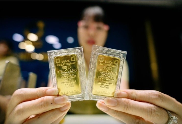 Giá vàng hôm nay 9/3 giảm thủng đáy, "bay màu" 7 triệu đồng/lượng - Ảnh 1.