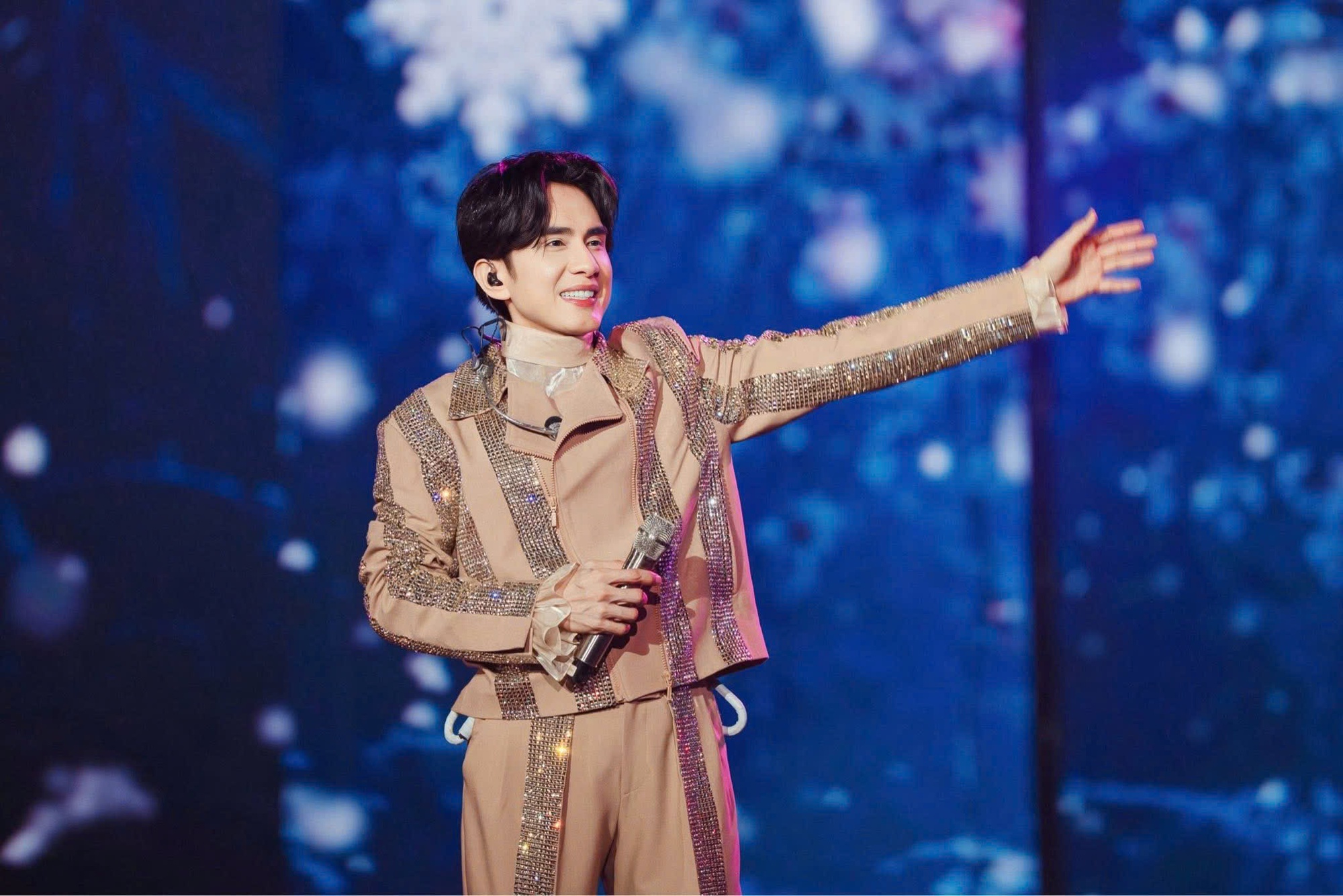 Một nam ca nhạc sĩ thần tượng Đan Trường, ảnh treo đầy nh&agrave;, được thần tượng l&agrave;m cho điều n&agrave;y- Ảnh 2.