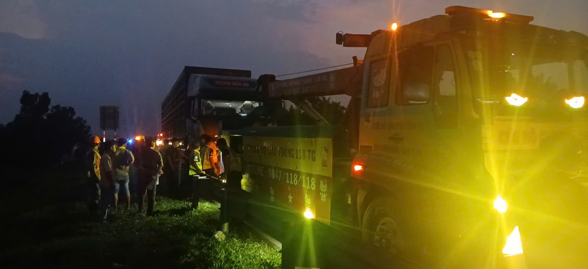 Tai nạn cao tốc Trung Lương - Mỹ Thuận: Phụ xế tử vong trong cabin xe tải - Ảnh 3.