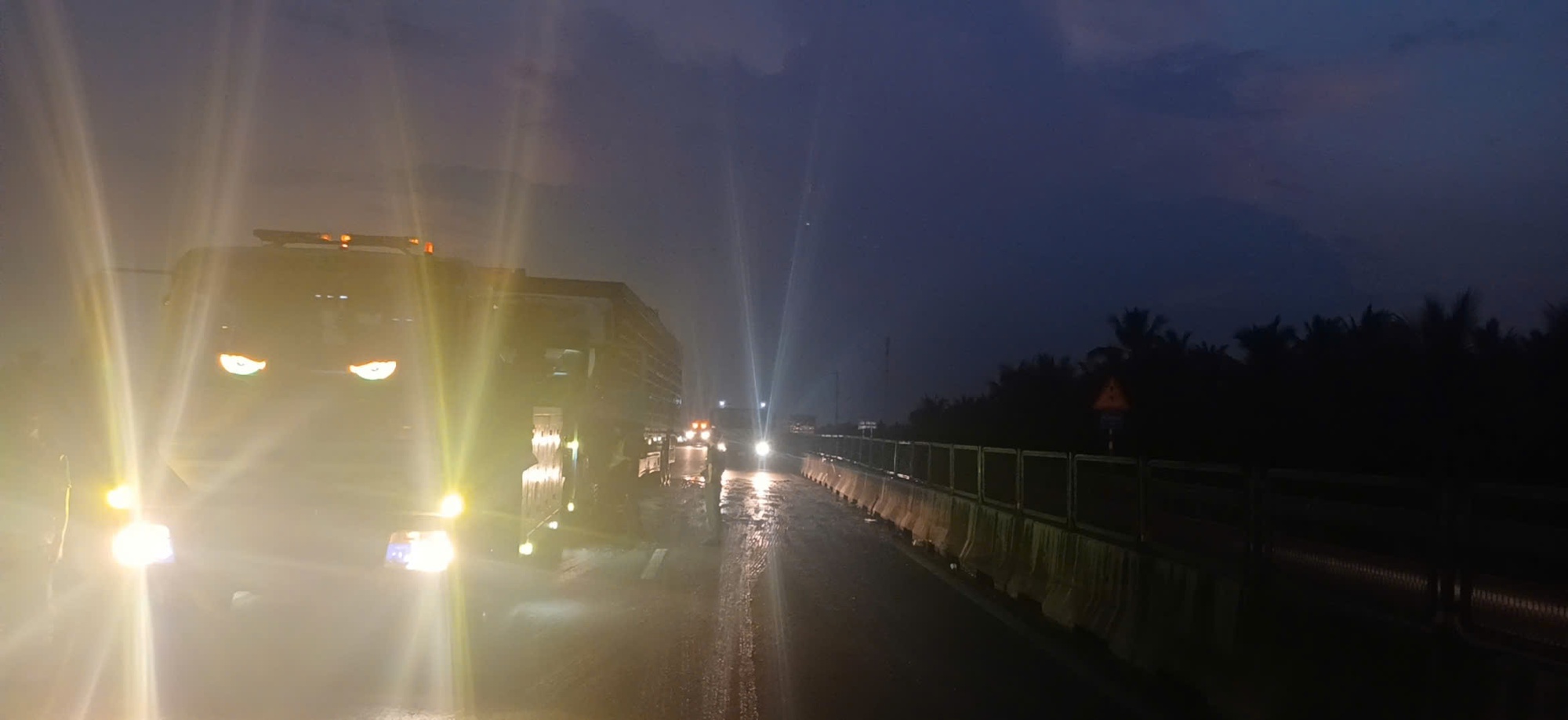 Tai nạn cao tốc Trung Lương - Mỹ Thuận: Phụ xế tử vong trong cabin xe tải - Ảnh 4.