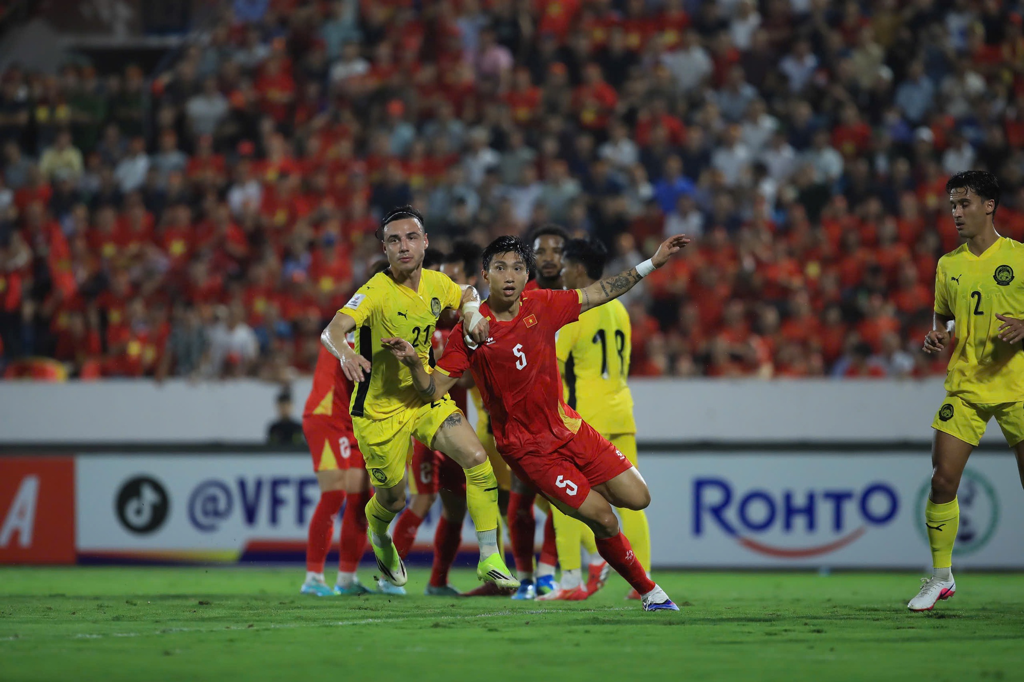 Cam thường soi cận nhan sắc thật của Do&atilde;n Hải My khi được Văn Hậu h&ocirc;n ngay tr&ecirc;n SVĐ, liệu c&oacute; kh&aacute;c ảnh tr&ecirc;n mạng? - Ảnh 4.