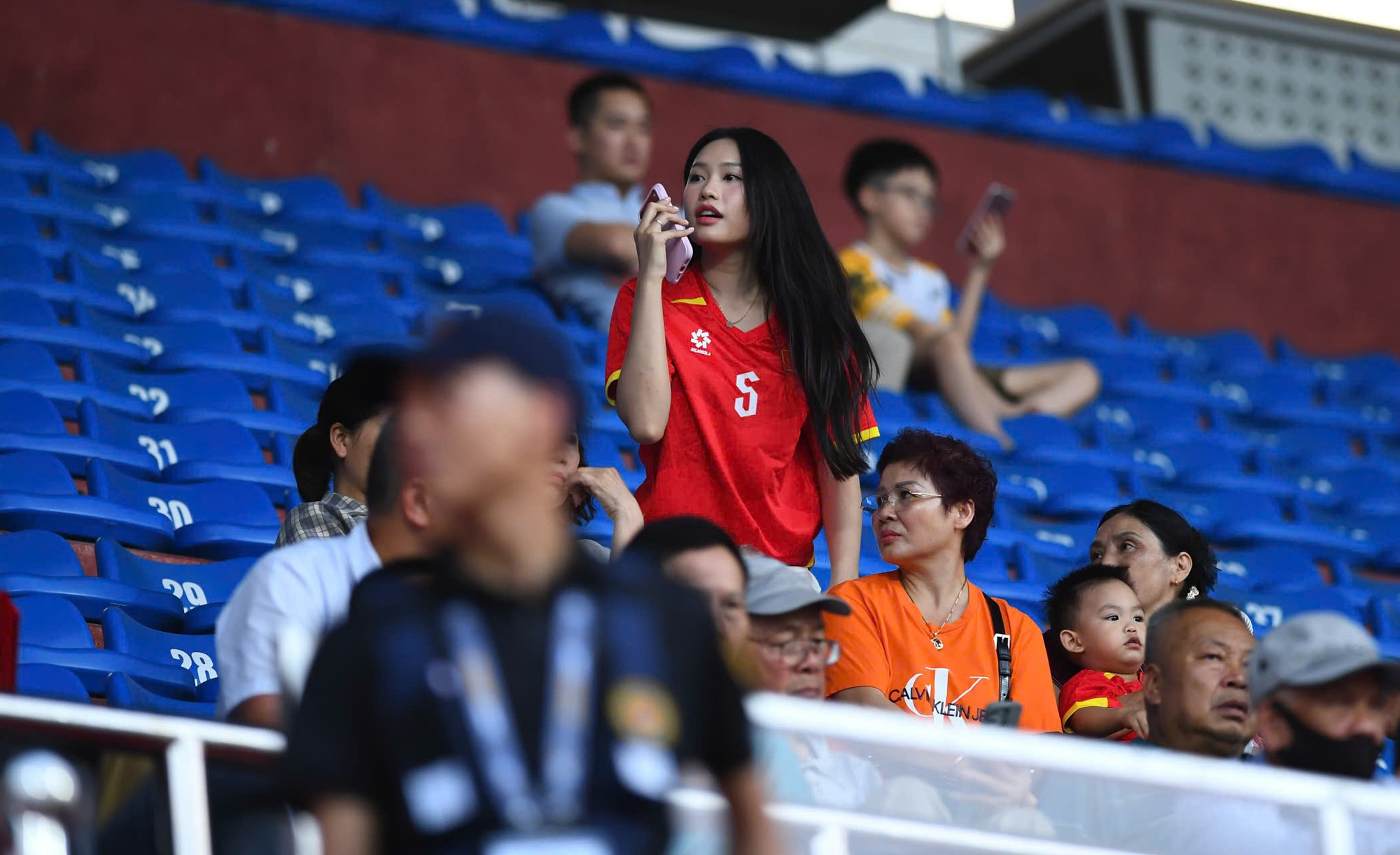 Cam thường soi cận nhan sắc thật của Do&atilde;n Hải My khi được Văn Hậu h&ocirc;n ngay tr&ecirc;n SVĐ, liệu c&oacute; kh&aacute;c ảnh tr&ecirc;n mạng? - Ảnh 2.